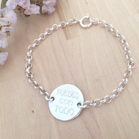 Pulseras, colgantes, anillos con grabados personalizados Brazalete de plata con un disco grabado que dice "Puedes con todo".